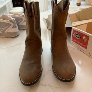 Justin boots size 4D; style 3410Y. New.